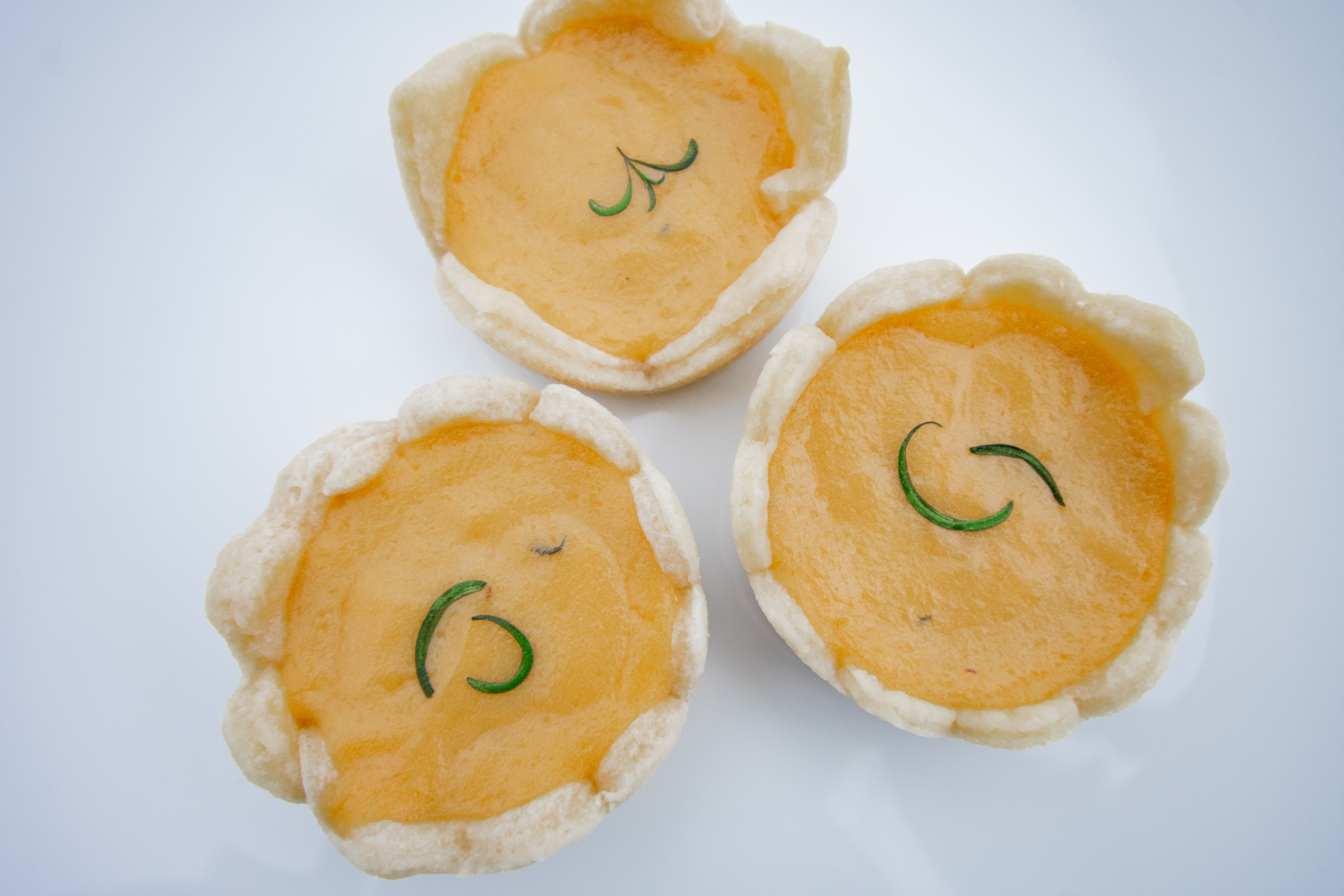 Image of an appealing little pielet filled with honey and lavender.